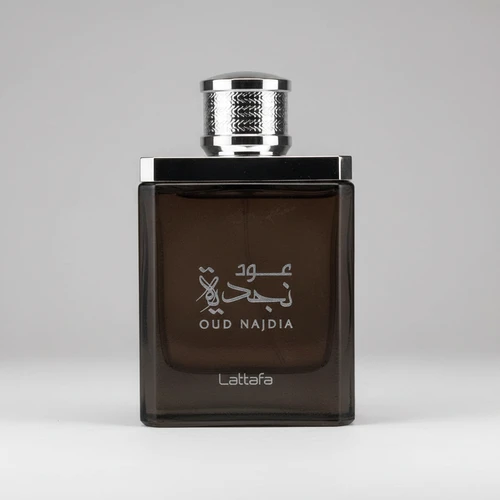 عطر عود نجدية (Oud Najdia) – المزيج السحري بين فخامة العود وانتعاش الحمضيات